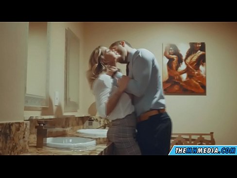 ❤️ Kana blonde ine busty inokukwezvera muchimbuzi cheveruzhinji ❌